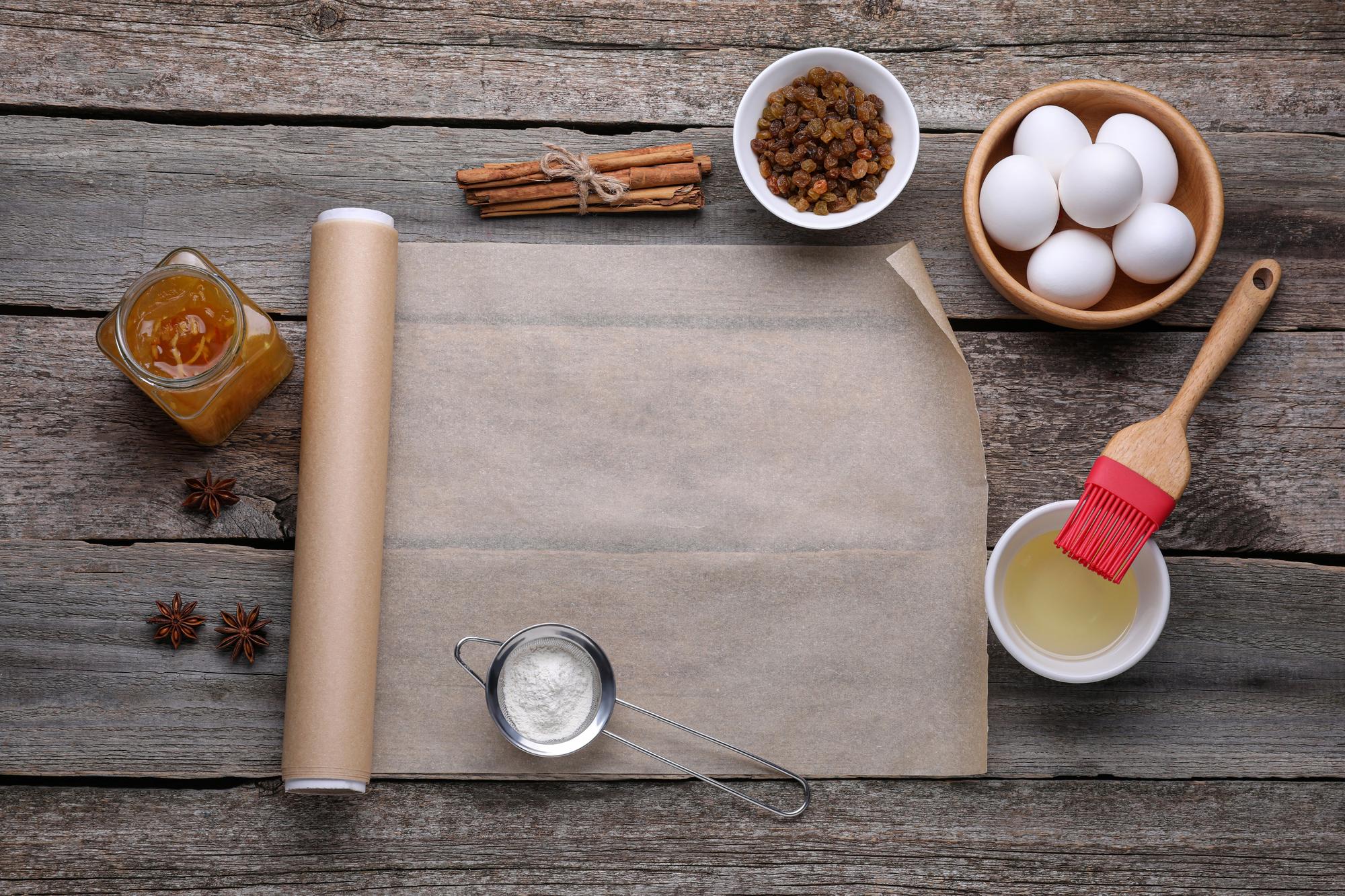 Dettaglio di ingredienti disposti su carta da forno
