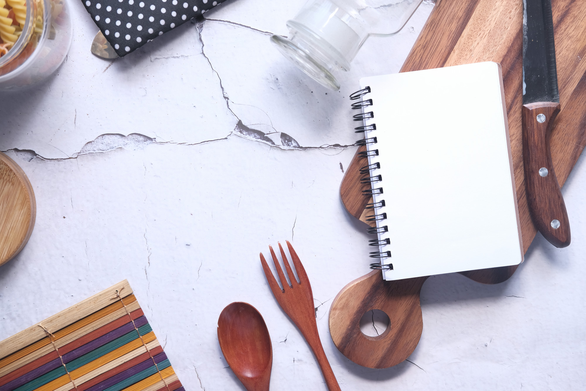Spazio di lavoro con utensili e libri di cucina